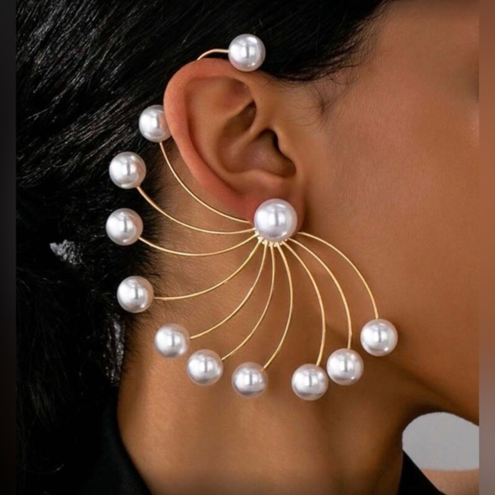 ✨Elegant Spiral Gold tone statement Pearl Ear Cuff